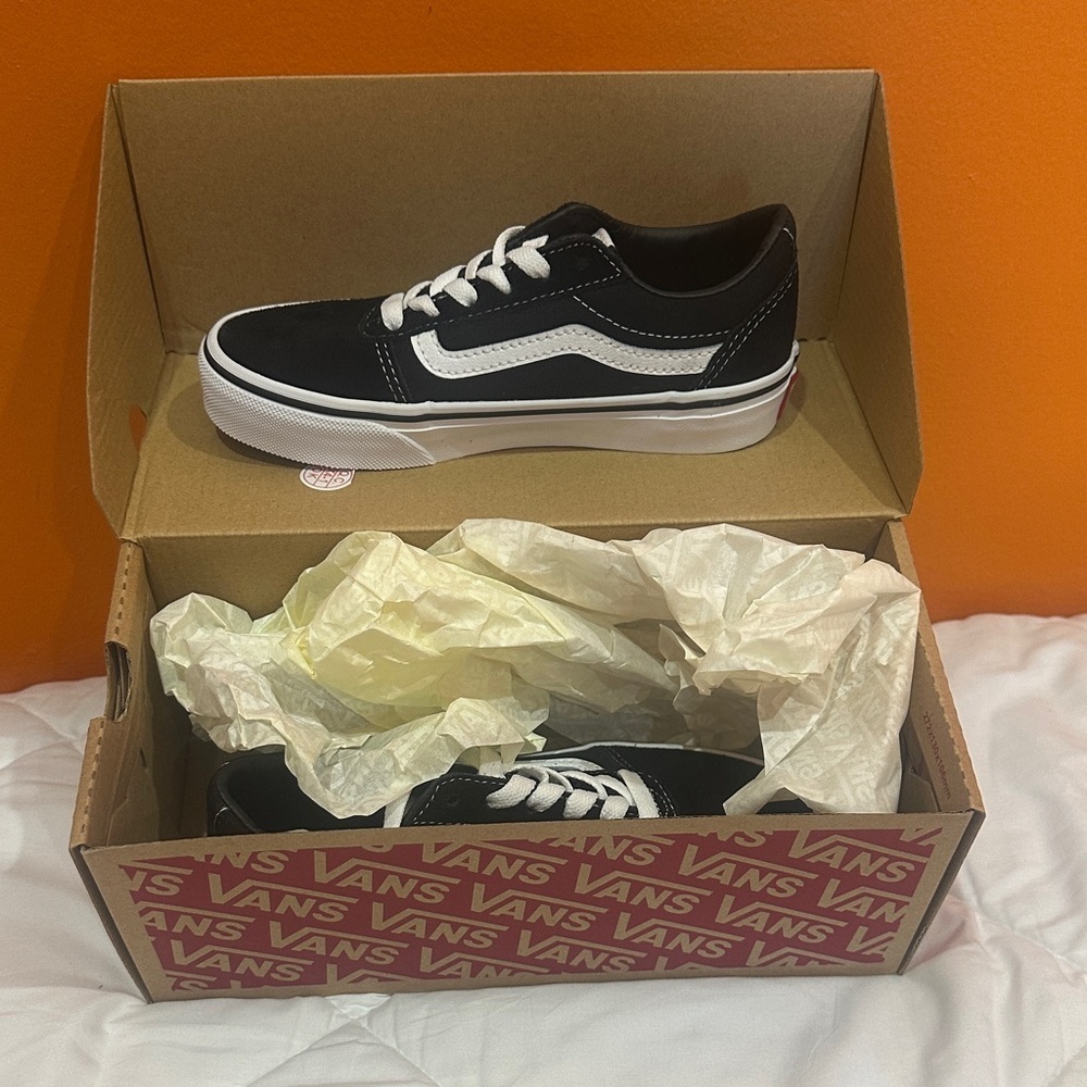 NEW KIDS Vans Classic Black and White Low-Tops size 1